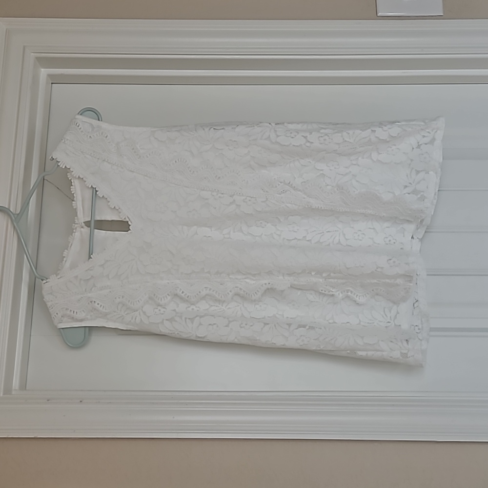White lace sleeveless shirt